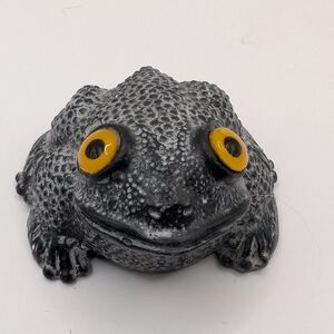 Gray and Yellow Reptile Decor